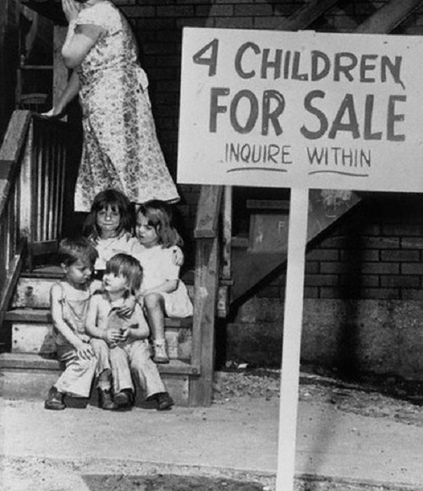Аукцион по продаже маленьких детей мистера и миссис Чалифукс из штата Иллинойс.