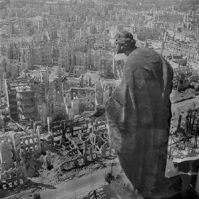 За три дня на город было сброшено 3749 тонн бомб, как фугасных, так и зажигательных - город превратился в руины.