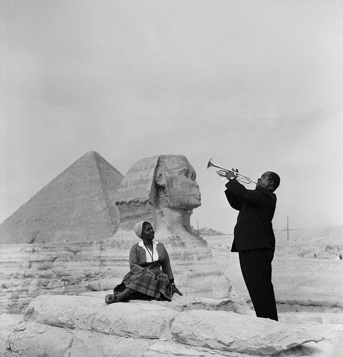 Луи Армстронг играет для своей жены в Гизе, Египет.
