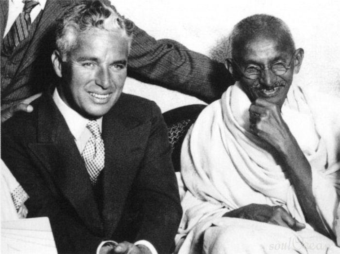 Чарли Чаплин вместе с Махатмой Ганди.