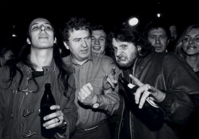 Владимир Жириновский среди отпетых рокеров на открытии рок-клуба в Москве, 1992 год.