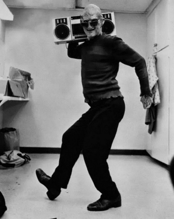 Фредди Крюгер (Роберт Инглунд) валяет дурака съемках «Кошмар на улице Вязов», 1984 год.
