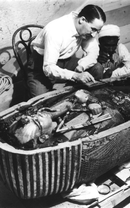 Вскрытие саркофага фараона Тутанхамона, 1924 год.