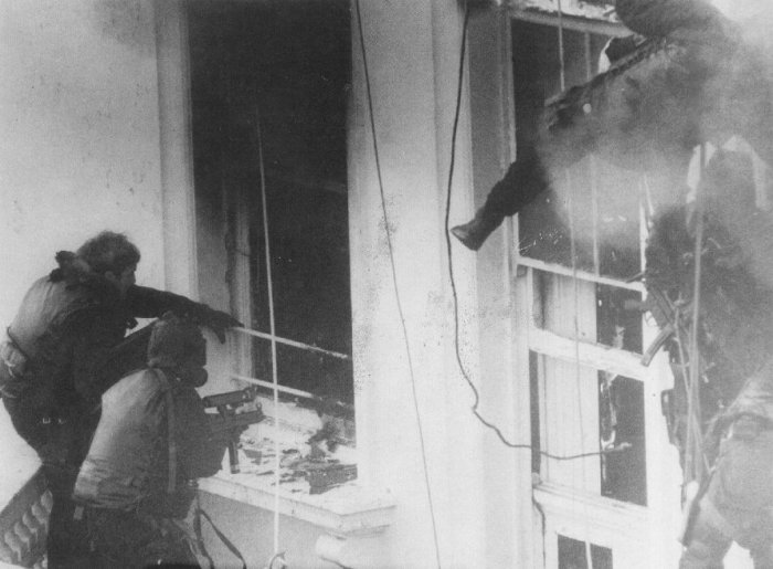 САС штурмует иранское посольство для освобождения заложников, захваченных террористами, Лондон, 1980 год.