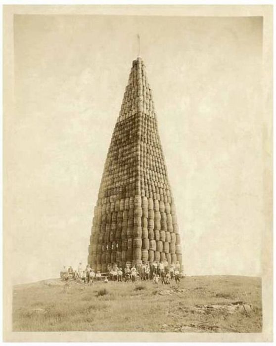 Алкоголь, подготовленный к сжиганию, во времена сухого закона, США, 1924 год.