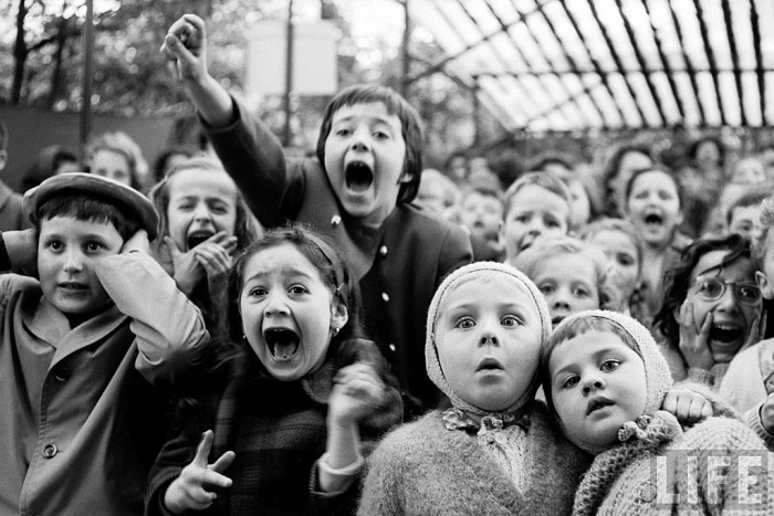 «Момент когда дракон повержен» уличное представление, Париж, 1963 год.