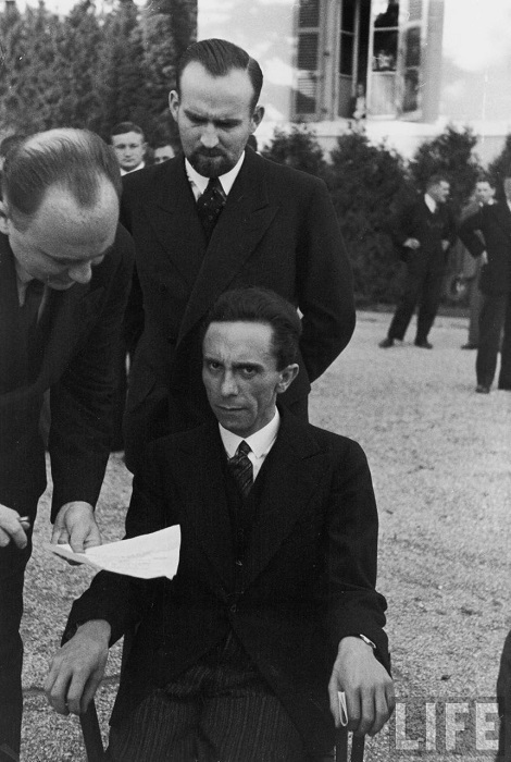 Йозеф Геббельс хмурится на фотографа Альфреда Эйзенштадта, узнав, что тот – еврей, 1933 год.
