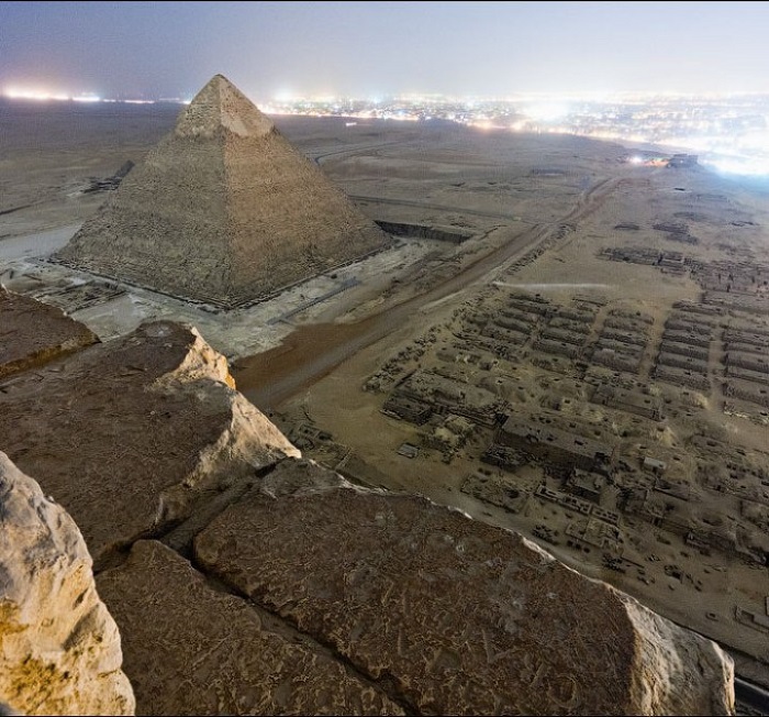 Пирамиды Гизы расположены в пригороде современного Каира.