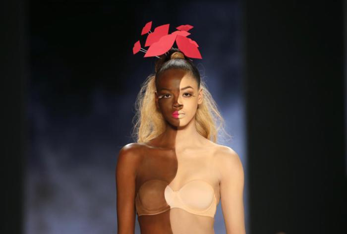 Модель представляет творение макияжа во время шоу Maybelline New York в Берлине на Неделе моды.