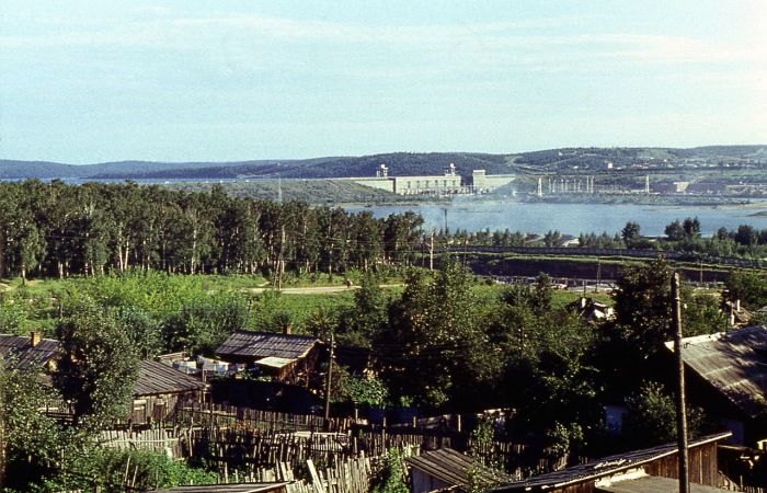 Вид на ГЭС со стороны поселка.