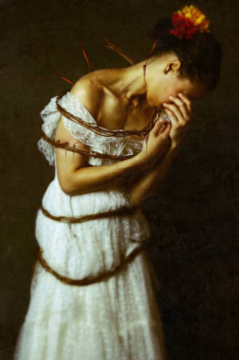 Образ женщины в белом платье, которая обвита колючей лозой.