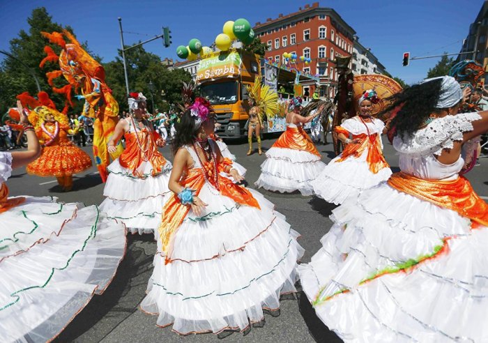 Участниками праздника являются представители различных культурных и этнических общин, проживающих в городе.