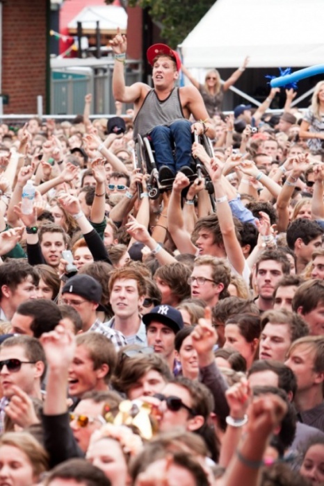 Толпа помогла парню в коляске насладиться концертом в Мельбурне.