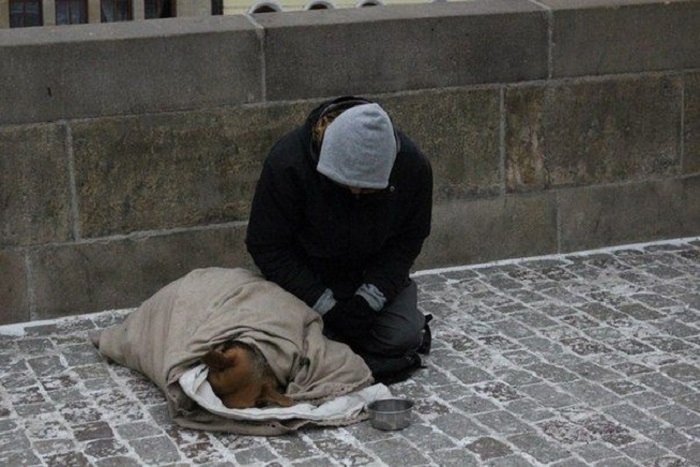 Бездомный жертвует всем, что имеет, чтобы его собака не замерзла.