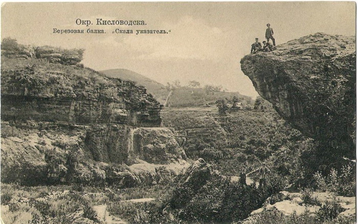 Над урочищем вблизи Медовых водопадов возвышается скала Указатель, с вершины которой открывается прекрасный вид.