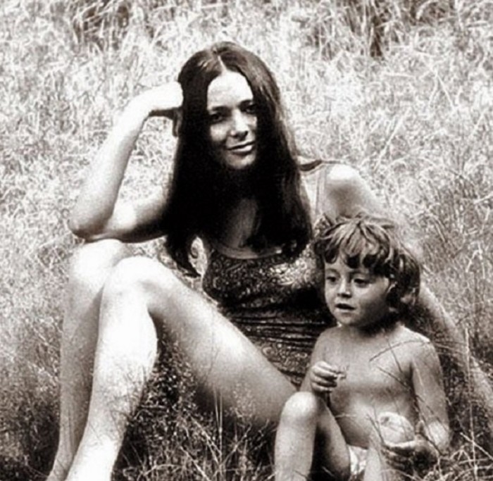 Детский снимок Анжелики Варум с мамой Галиной Шаповаловой.