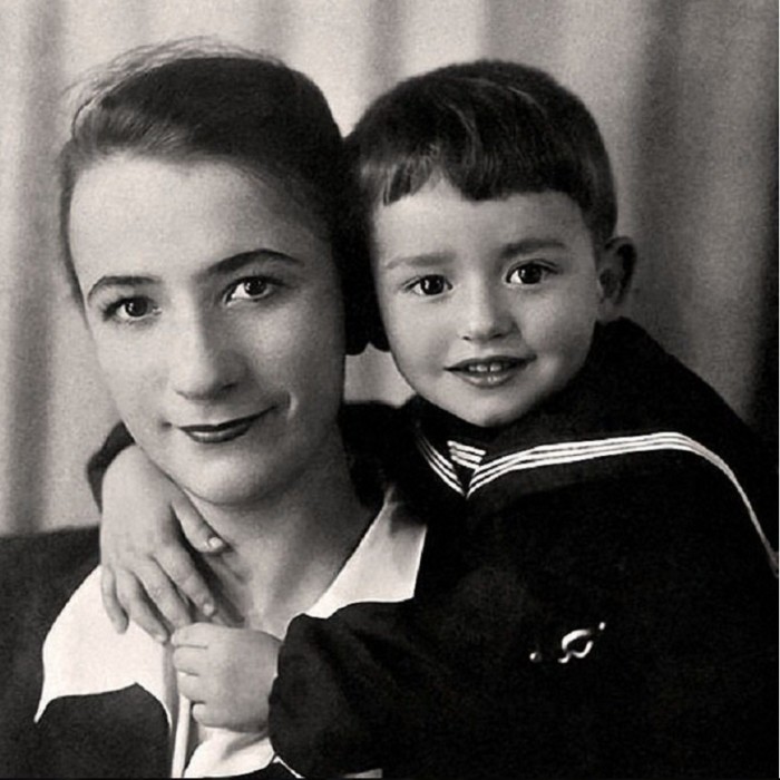 На детской фотографии будущий музыкант, певец и композитор запечатлен с матерью Тамарой Павловной.