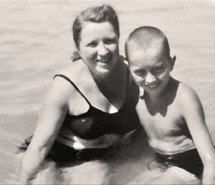Фотография 1940-х годов из личного архива Маслякова, где он запечатлен со своей матерью Зинаидой Алексеевной.