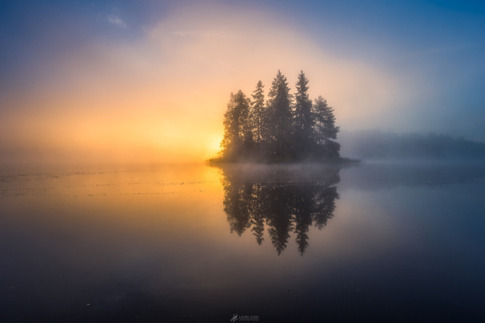 Рассеивающийся туман на озере. Автор фотографии: Лаури Лохи (Lauri Lohi).
