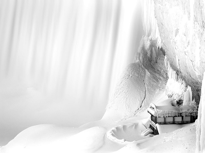 «Потусторонняя бледность», удивительно и непривычно видеть знаменитый Ниагарский водопад замерзшим. Фотограф - Mark Duffy.
