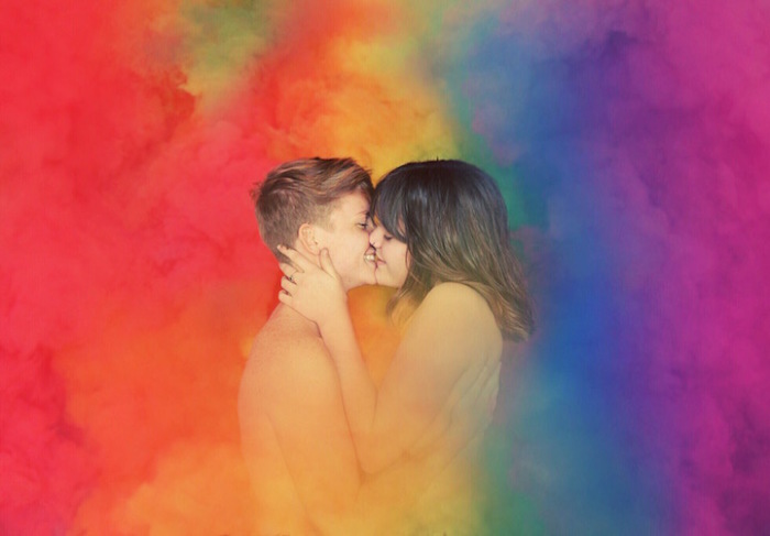 Я написал для тебя свою любовь цветами радуги. Фотограф - Tristan Brown.