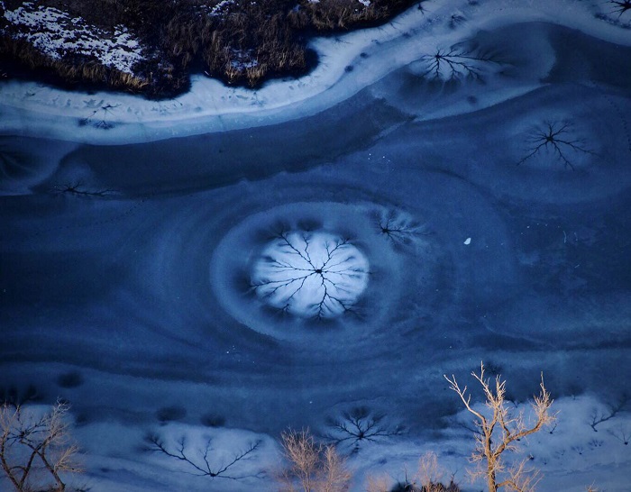 Замёрзшая горная река в штате Небраска. Фотограф - Mike Forsberg.