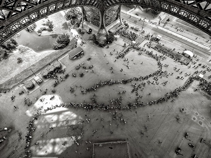 Самая длинная очередь в Париже у подножия достопримечательности. Фотограф - Graham de Lacy.