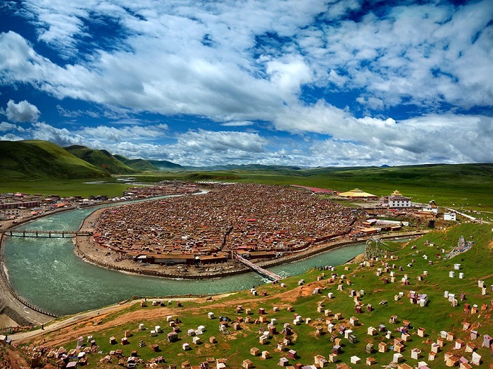 Эта деревушка, где живут десять тысяч тибетских монахов, полностью изолирована от цивилизации, здесь даже не бывает туристов. Фотограф - Thierry Bornier.
