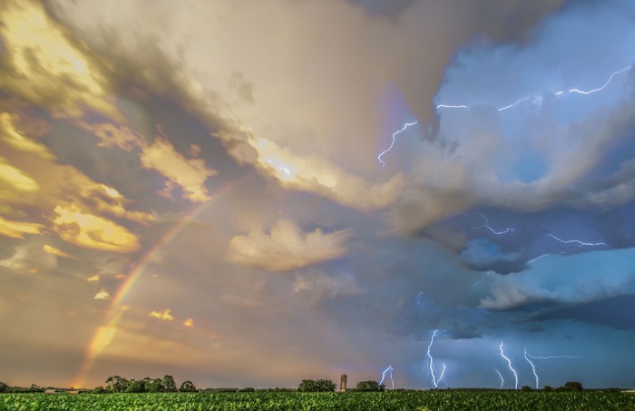 Увидеть одновременно и молнию и радугу на небе невозможно – это противоречит законам физики, но фотограф Пол Брукс решил сотворить небольшое чудо – он совместил восемь поэтапных снимков бури на одном изображении.