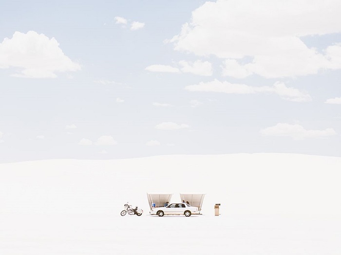 Белые пески Нью-Мексико и отдыхающие путешественники.