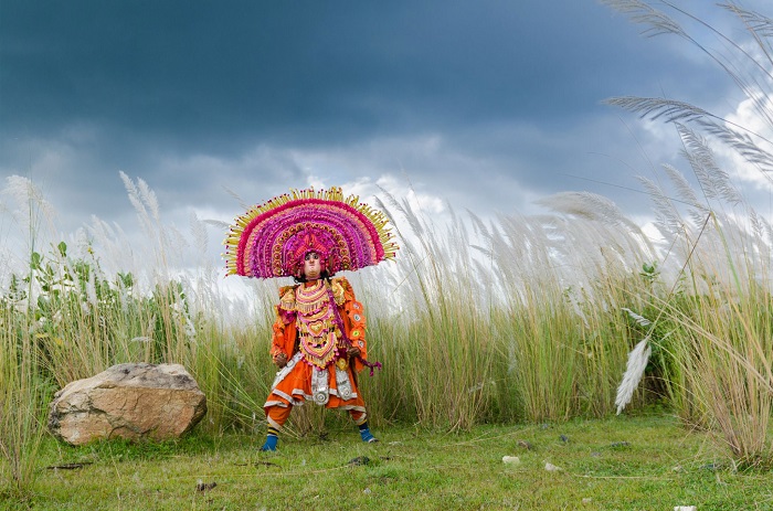Человек в странном костюме Чхау в Западной Бенгалии, Индия исполняет свой ритуальный танец. Фотограф - Arghya Chatterjee.