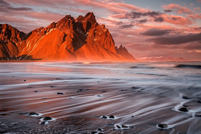 Вулканический пляж в Исландди, возле знаменитого пика Вестрахорн. Фотограф - Sophie Carr.