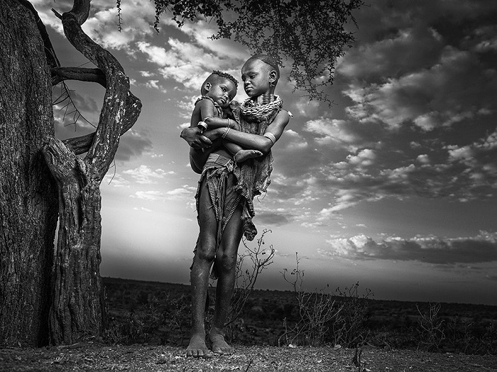 В Эфиопии очень высокая смертность и видеть, как старшие дети-сироты воспитывают младших – привычная картинка. Однако, грусть в глазах братика говорит о том, что сестринской заботы ему не хватает – ему нужна мать... Фотограф - Ali Al-Zaidi.