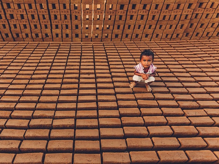 Это не ребенок, случайно забредший на кирпичный завод, а его работник... Фотограф - Aditya Varma.