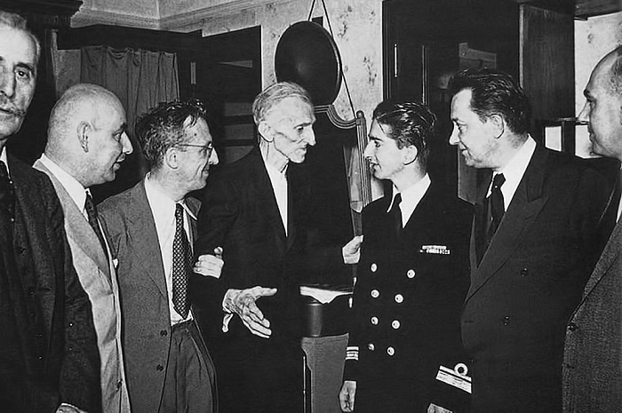 Король Югославии Петр II Карагеоргиевич встречается с Николой Тесла в отеле Нью-Йорка, 15 июля 1942 года.