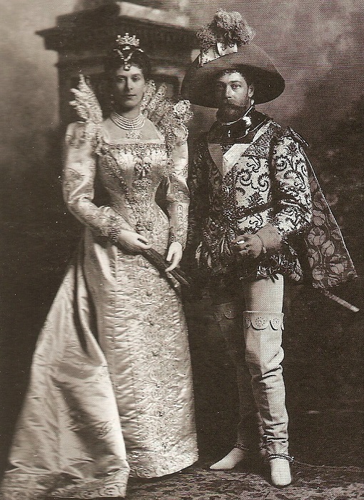 На костюмированном балу в честь бриллиантового юбилея королевы Виктории в 1897 году.