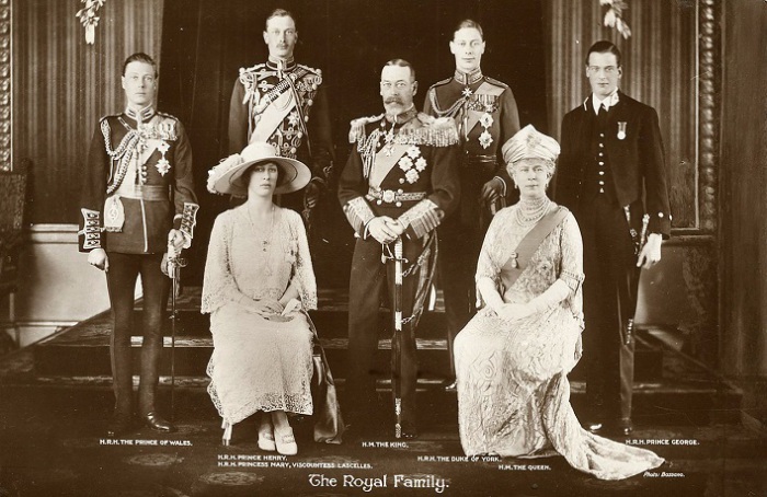 Будущий Эдуард VIII стоит слева, а его брат, будущий Георг VI, стоит между родителями.