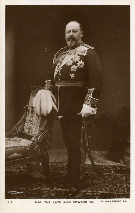 Король Великобритании и Ирландии, император Индии c 22 января 1901, австрийский фельдмаршал, первый из Саксен-Кобург-Готской династии.