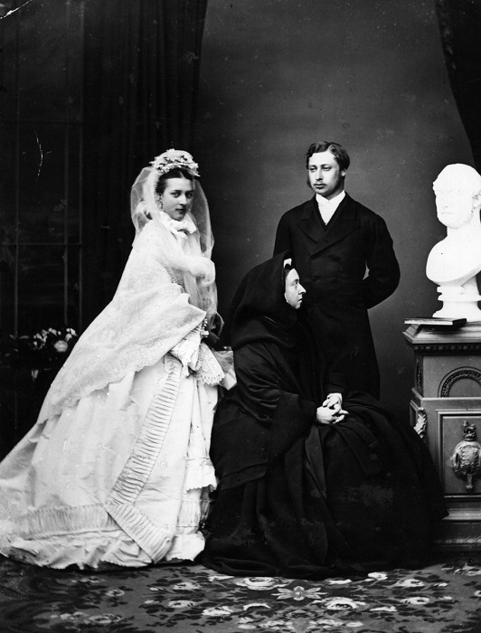 Супружеская пара позирует с королевой Викторией после свадьбы, 10 марта 1863 года.