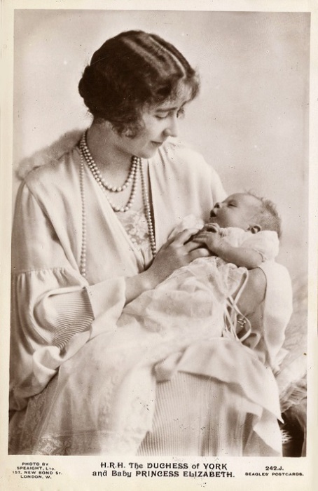 Принцесса Елизавета с матерью герцогиней Йоркской.