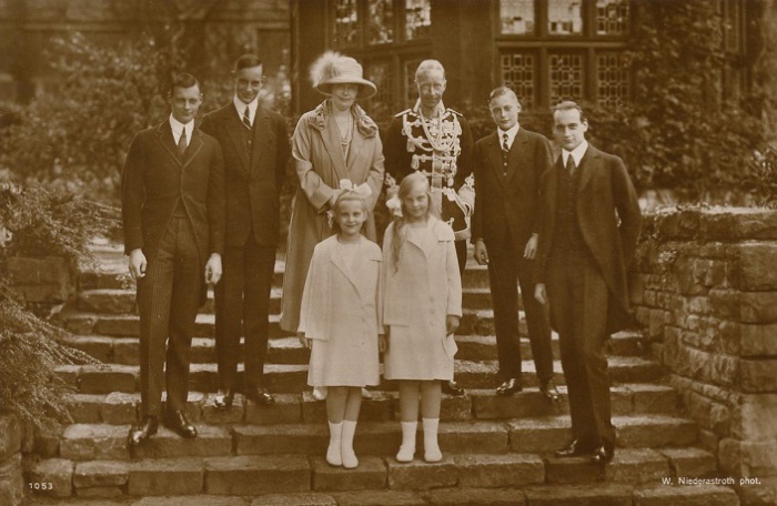 Портрет германского наследного принца Вильгельма (сына последнего кайзера Вильгельма II) с женой и шестью детьми, 1925 год.