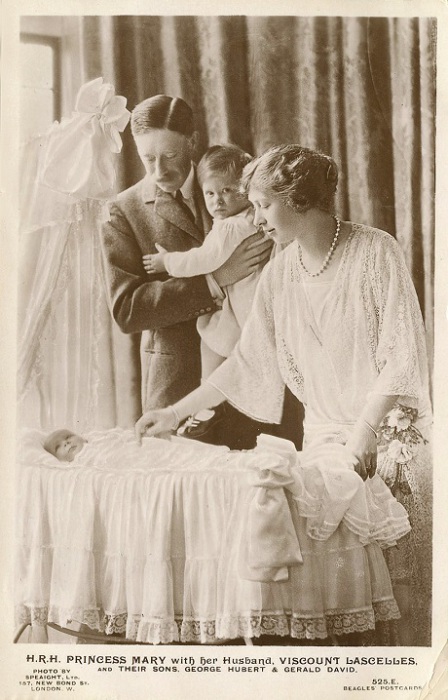 Королевское Высочество принцесса Мэри с мужем, виконтом Ласеллс, и их сыновья Джордж Гильберт и Джеральд Давид.