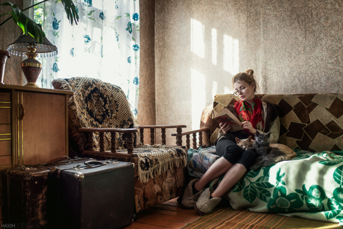 Любительница кошек и книг. Автор фотографии: Максим Гусельников (Maxim Guselnikov).