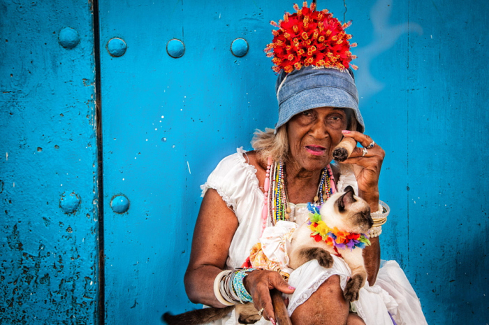 Модная старушка с котом. Автор фотографии: Витольд Скрипинский (Witold Skrzypinski).
