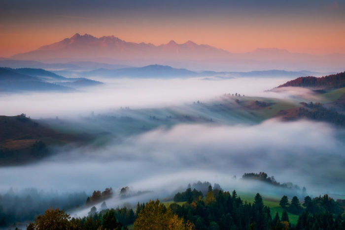 Густая пелена тумана устилает горы и равнины Словакии.