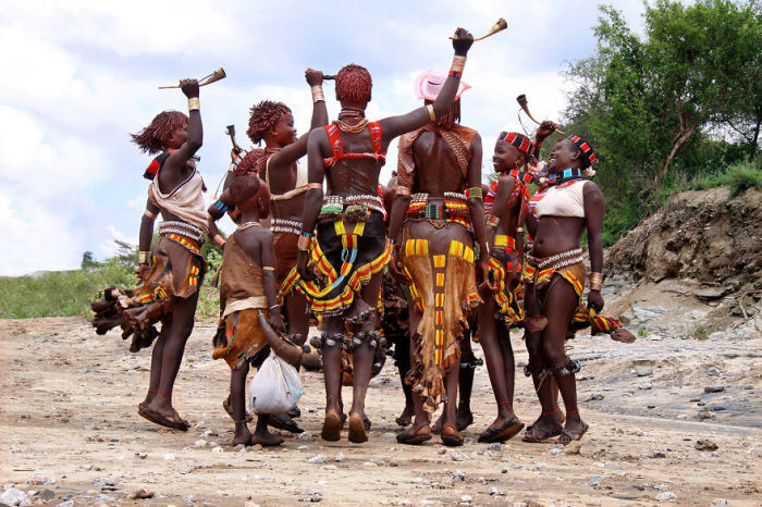 Ритуальный танец женщин из эфиопского племени.