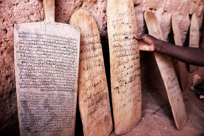 Глиняные таблички, испещренные знаками, расположены в городе Бенин в Африке.