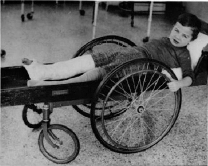Инвалидная коляска для людей с ограниченными возможностями, 1915 год.