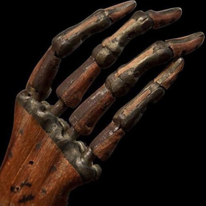 Деревянный протез руки, 1800-й год.
