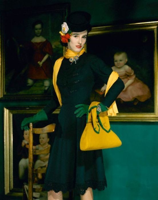 Приталенное шерстяное платье зеленого цвета Бэйб Палей (Babe Paley) дополнила яркой сумочкой, связанной крючком.